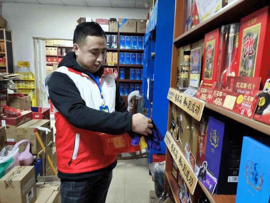 老熊批发部老板熊贵平开店之前在麻丘镇武溪街摆摊卖早点十多年,每天