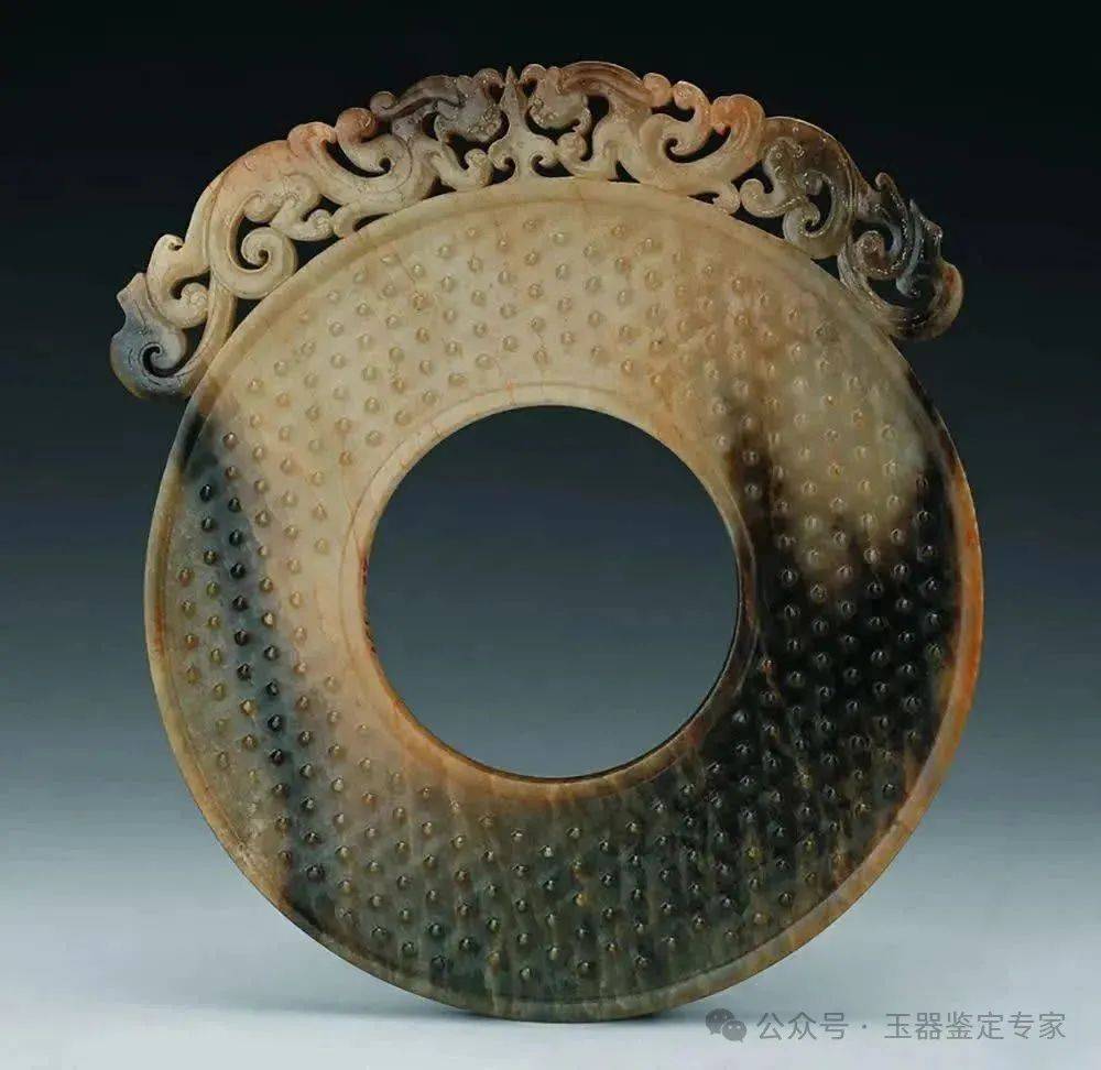 蒙古国古匈奴墓葬中出土的精美玉璧