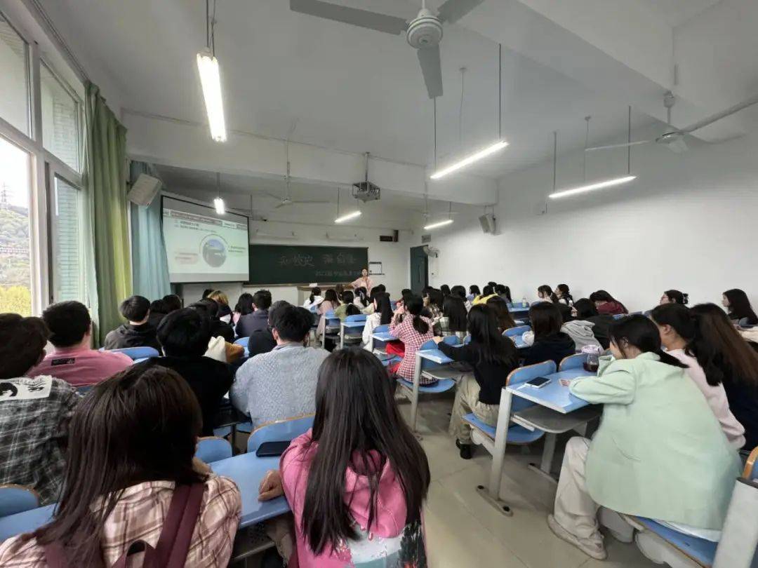 喜迎70周年华诞学院全体辅导员开展知校史强信心校史宣讲活动