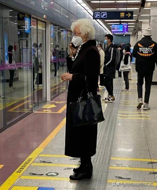 被上海地铁奶奶惊艳了发不过肩裙不上膝即使发花白也很时髦
