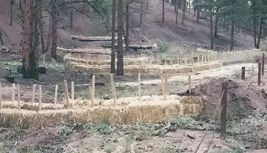 浆砌石谷坊按结构分为:重力式,拱式和阶梯式.