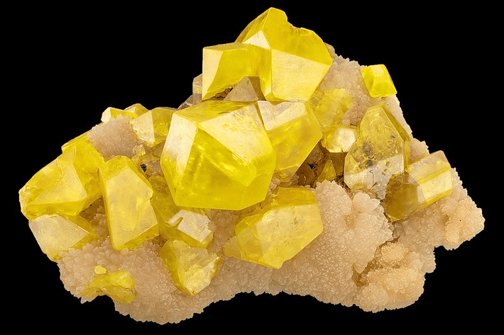 图13 《幻兽帕鲁》中的硫磺材料(上)和现实中的硫磺晶体(下)和现实