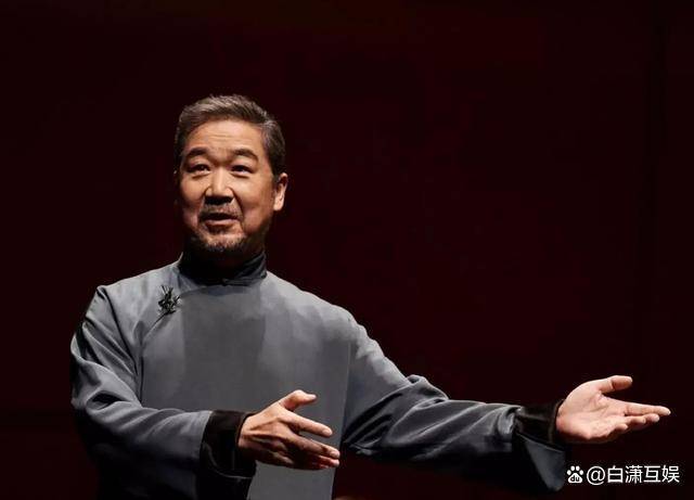 69岁张国立爬山被偶遇,头发胡须花白,热情和路人打招呼太亲切!