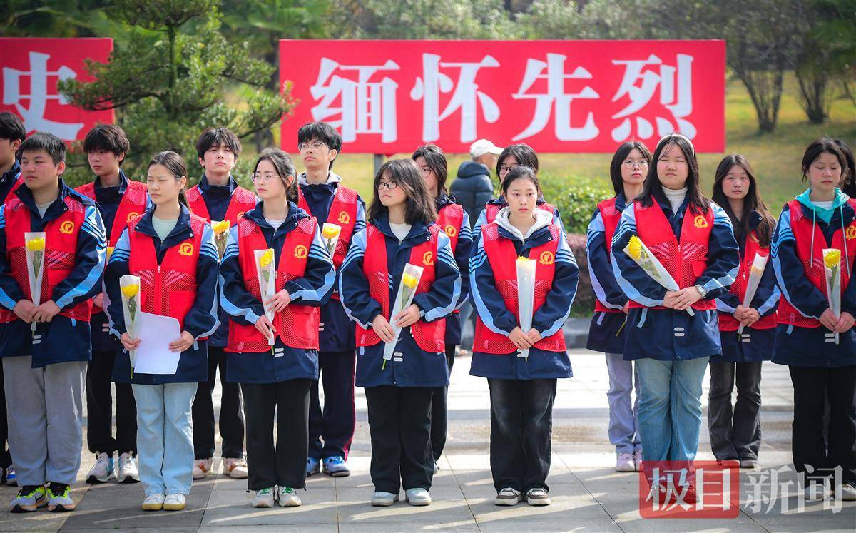 英烈精神永传承黄陂七中学子清明祭奠英烈