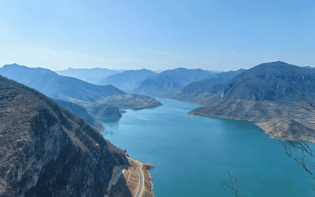 位于鹤壁西北部的盘石头水库,蓝色的湖面静谧开阔,像一条舞动的游龙