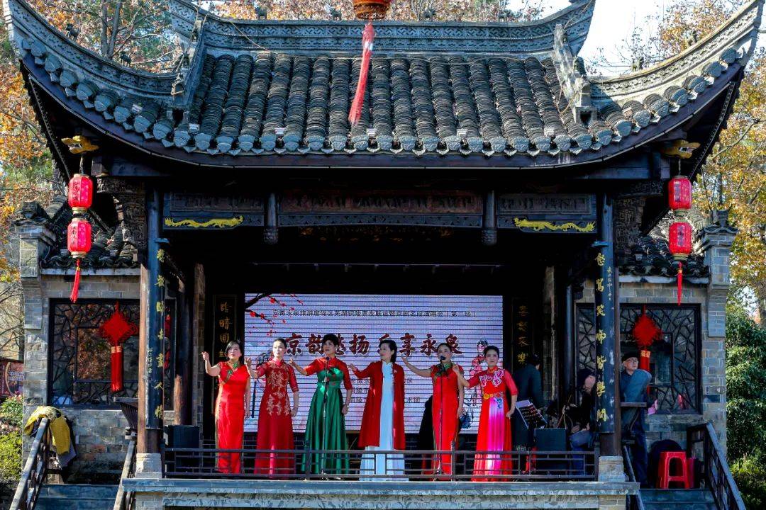 建有忆江南12景,江南味道,江南小院,九宝温泉,民宿宾馆和江南童话等
