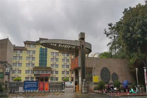 47.南宁市百灵路初级中学地址:南宁市良庆区百灵路102号48.