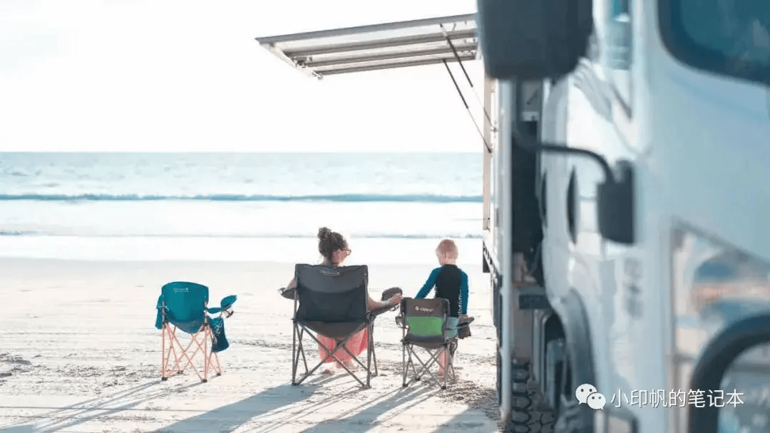 西澳沙滩上那一家人的幸福画面,在眼前不断地浮现,让我们也萌生倒腾
