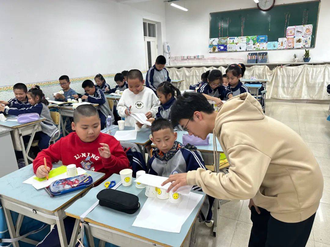 点赞他们为孩子们快乐成长架起一座爱的桥梁