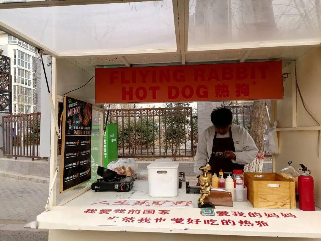 中卫一小伙摆摊卖热狗不断提升自己的烹饪技艺和服务水平
