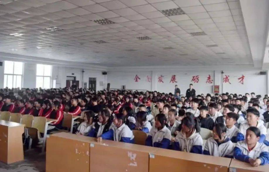 金乡县人民检察院3月28日上午,金乡县人民检察院到金乡二中开展"预防