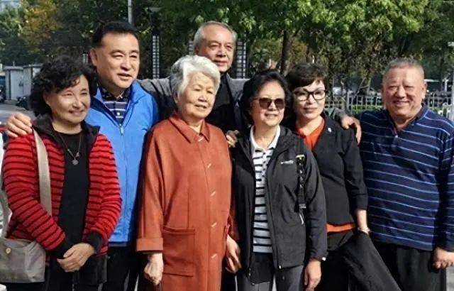 杜宪69岁看着年轻漂亮，发不白背不驼，丈夫陈道明却像老爷爷！_照片_魅力_显得