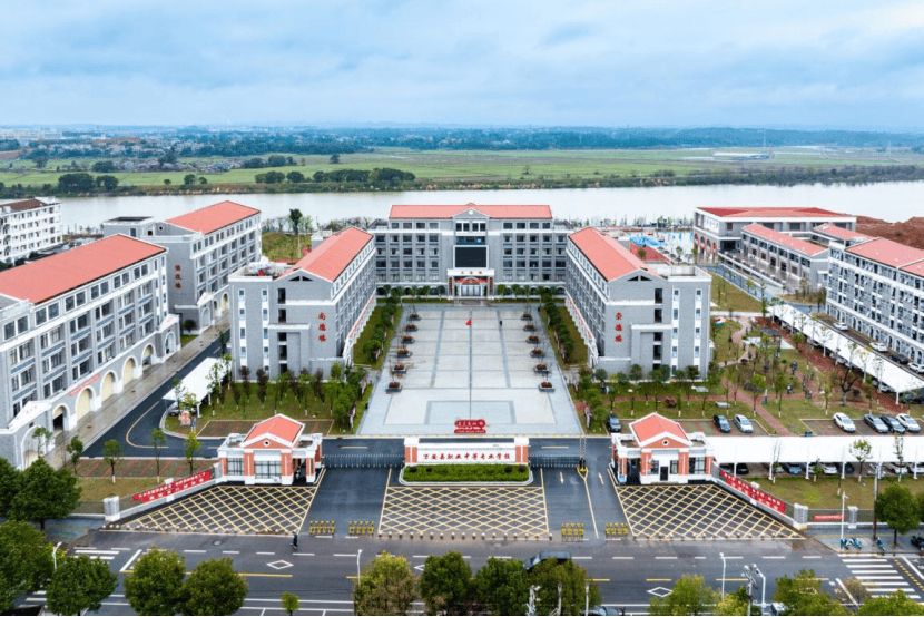 万安县职业中等专业学校总建筑面积约4.