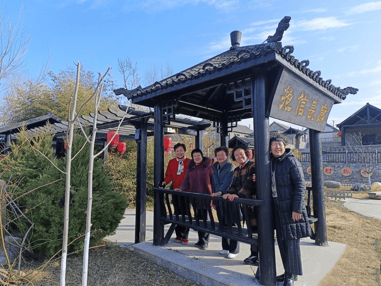盛泉高端智养基地组织威海东南乡环翠楼游学