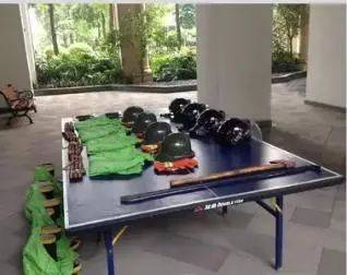 消防设备,齐全完善,防火面罩,防火服,沙袋,防爆用具,配备完整.