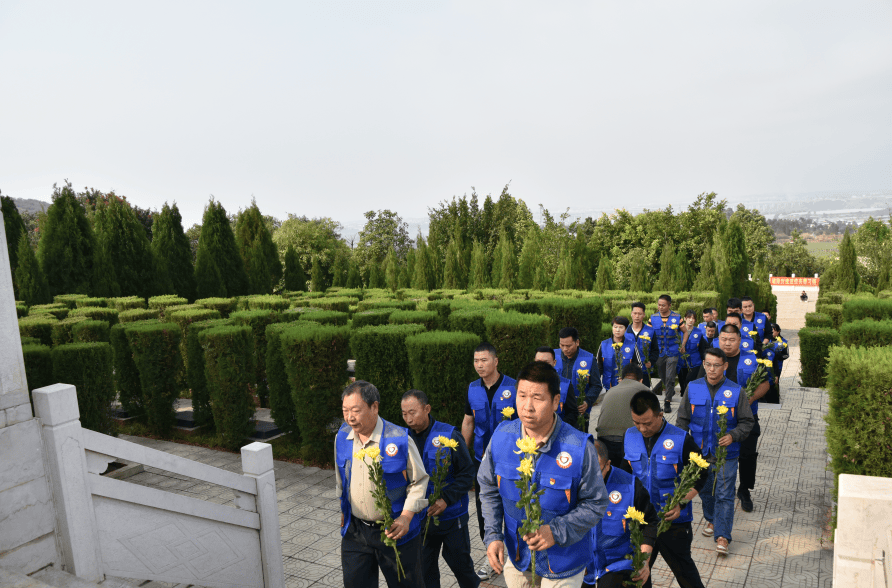 弥勒市组织开展烈士祭扫和志愿服务活动蒙自市退役军人事务局供稿清明