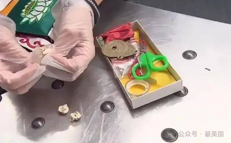 笑不活中国大妈海关被拦后黄袍加身行李翻出白骨老外