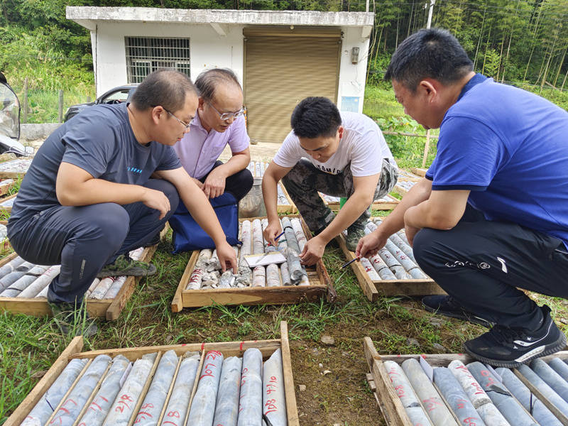 经过谢刚和同事们不懈的努力,终于在大山深处,找到一处中型钼矿床