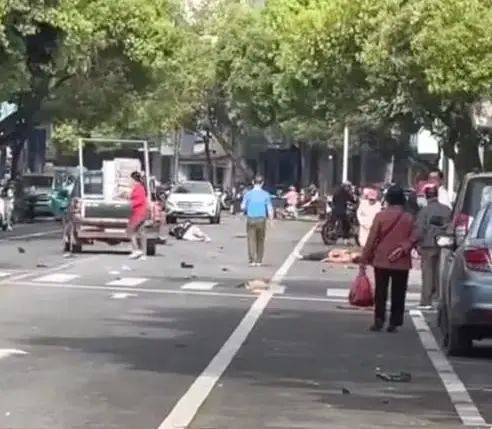 致2死4伤车祸司机逃逸警方深夜搜山