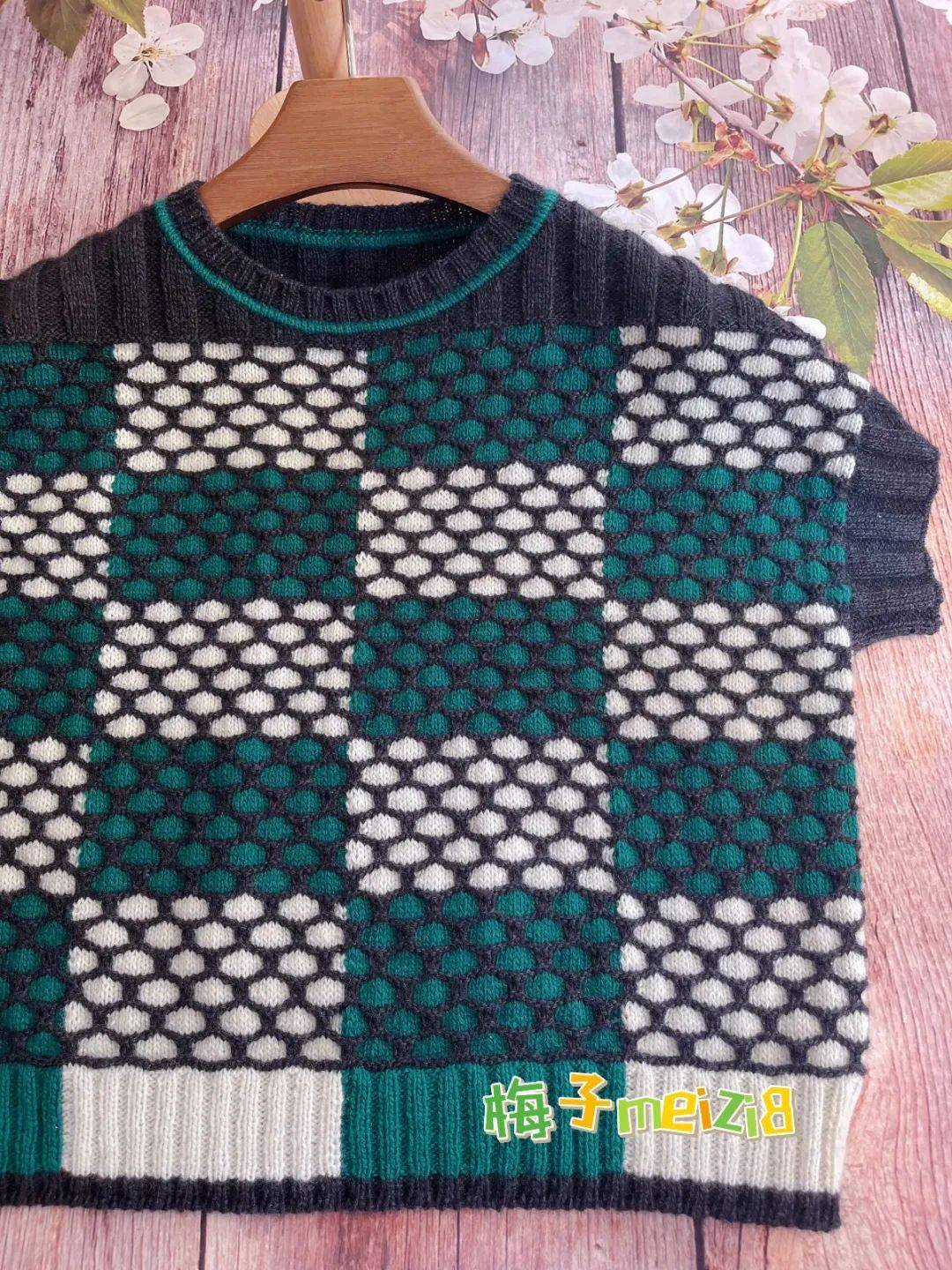 很有意思像鱼鳞一样的棒针花样织出来的小背心很好看
