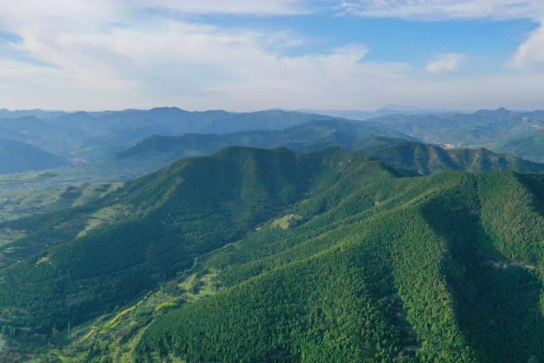 北有近6000亩围子山与玉皇山形成的峰峦背景;南有8000余亩的4a景区