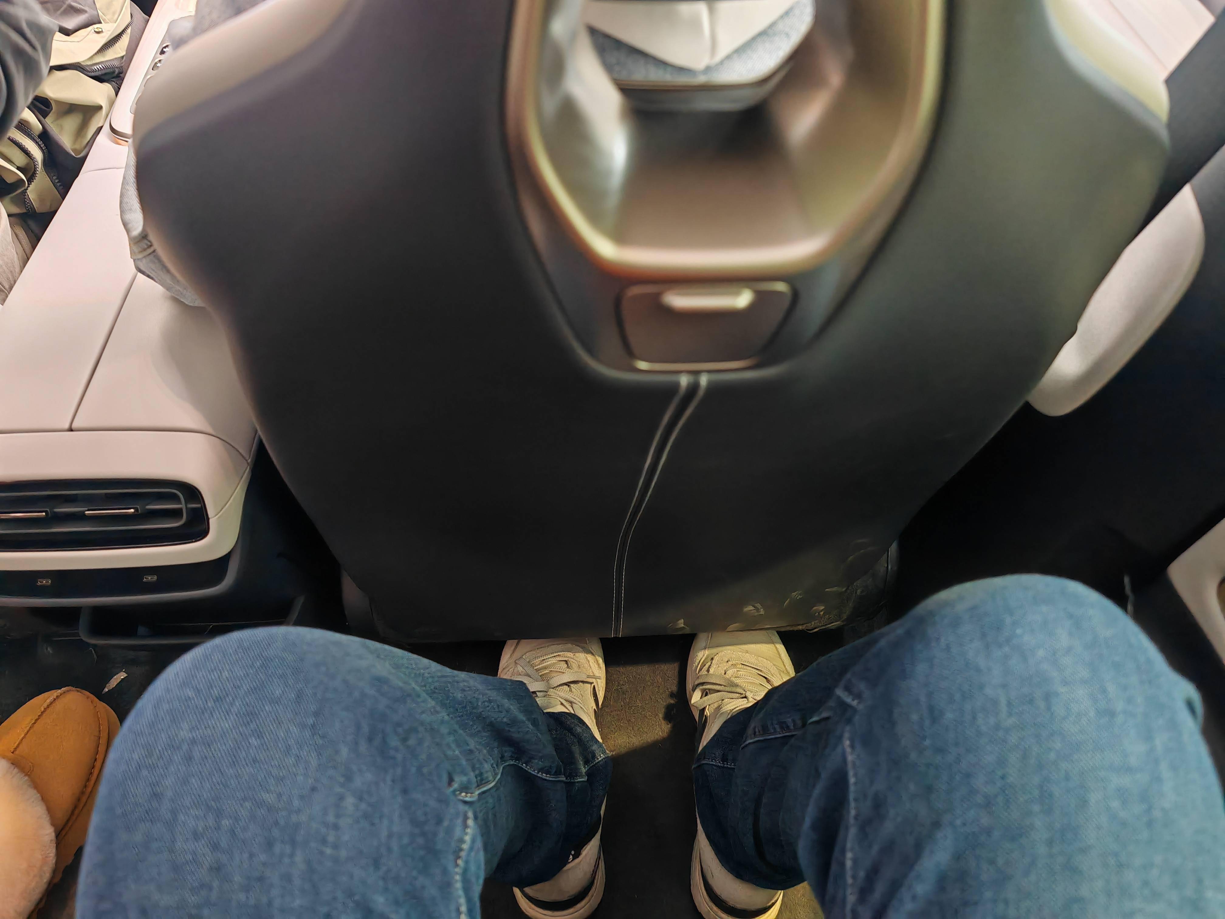 至于前后排的腿部表现,是这样的:相比之下,我坐在特斯拉model3后排