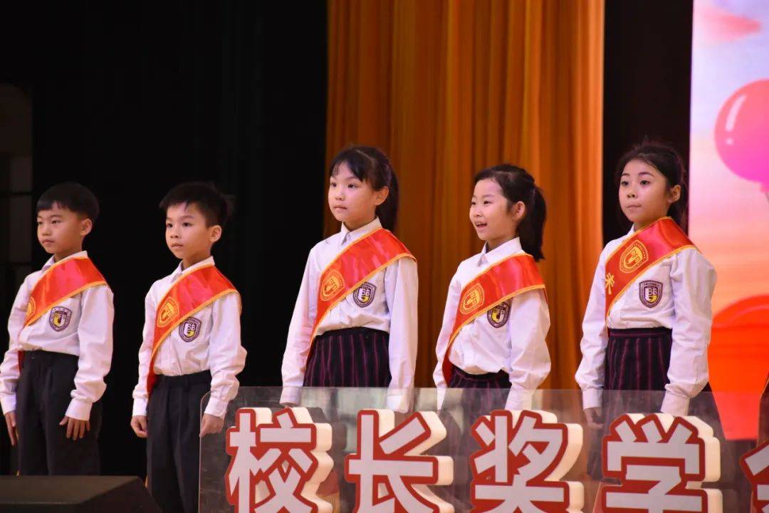 向左滑动查看更多颁奖环节结束后,家长代表钱镭先生上台接受学校的奖