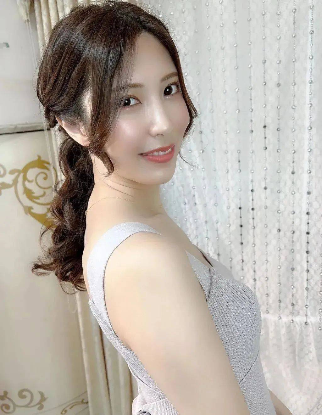 翻牌极品御姐制服大长腿这身材太顶了