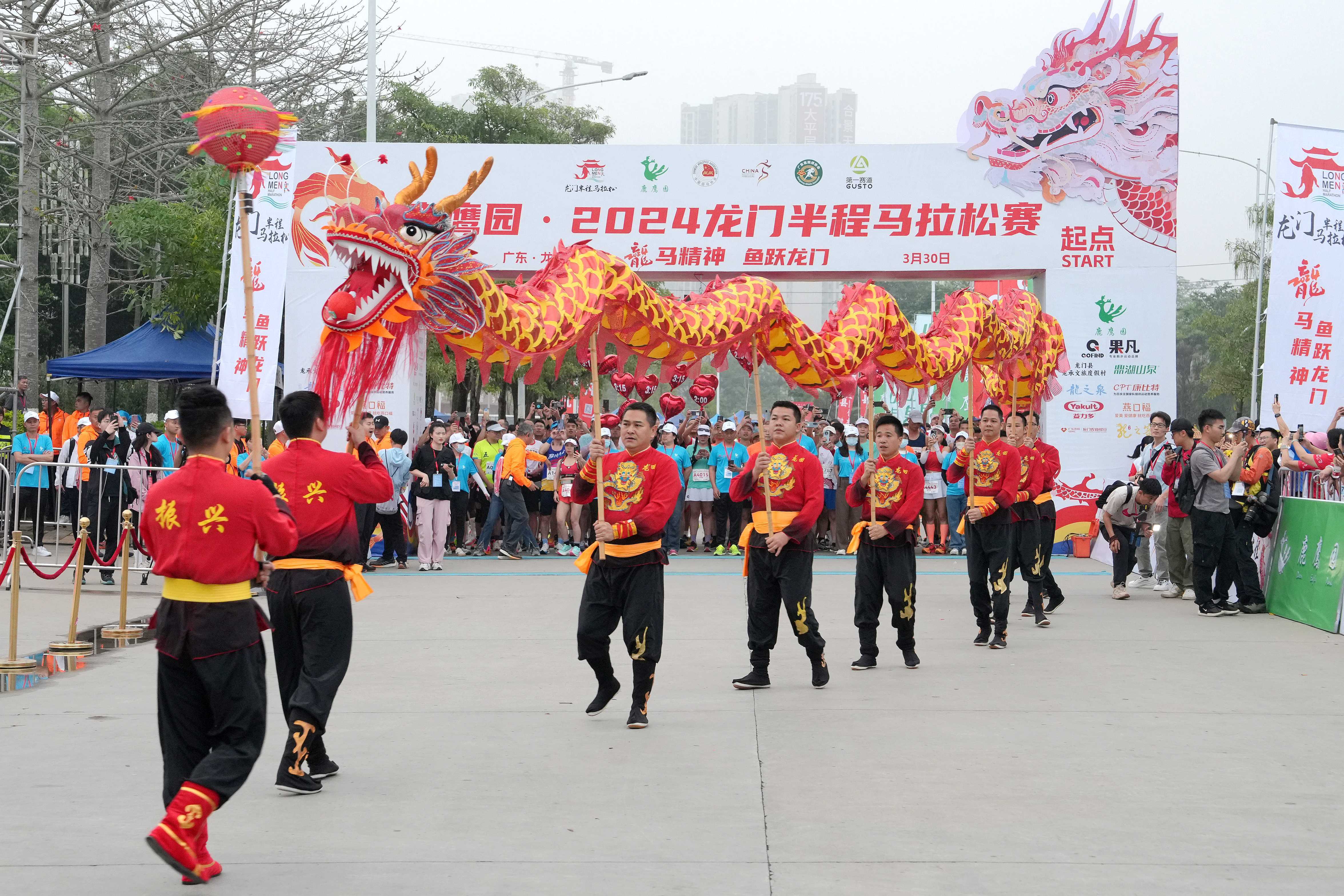 近万名选手参加2024龙门半程马拉松鸣枪开跑