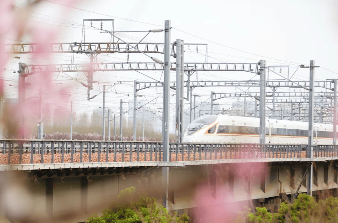 国铁集团郑州局实行高峰期旅客列车运行图,加开临客列车35趟(高铁21趟