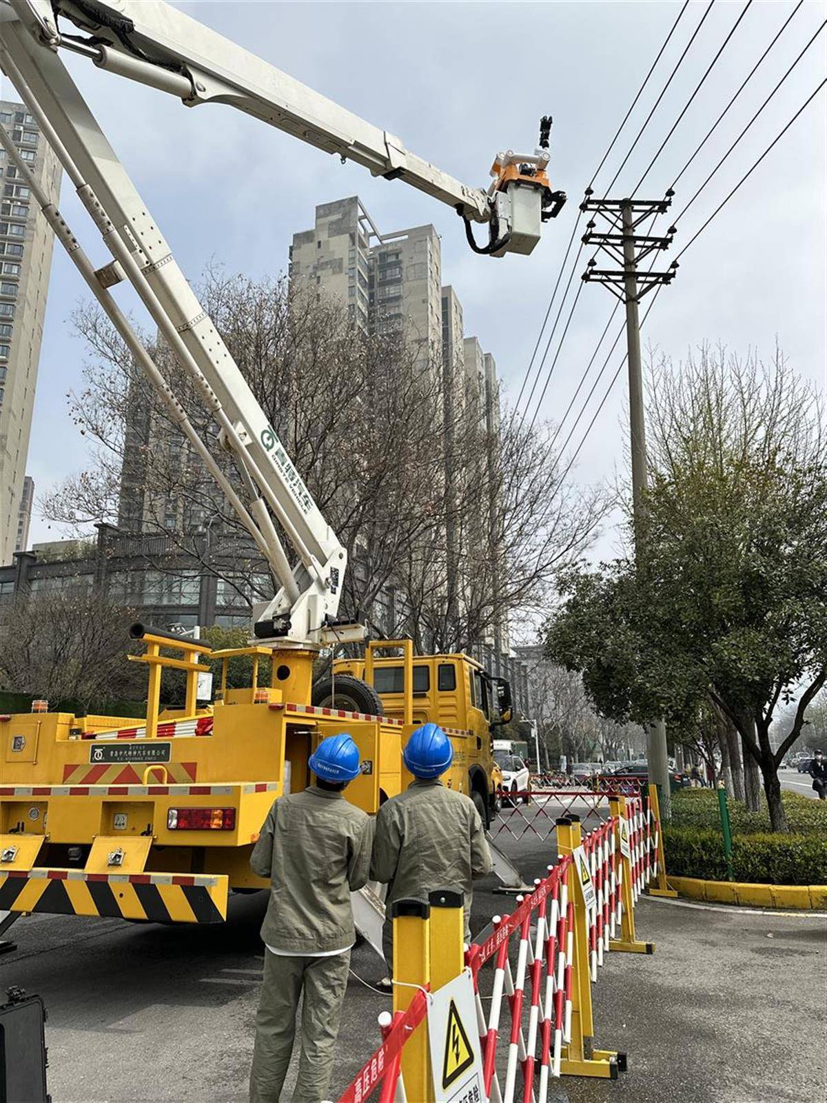 华中地区首次多杆型多回路解锁带电作业机器人新技能