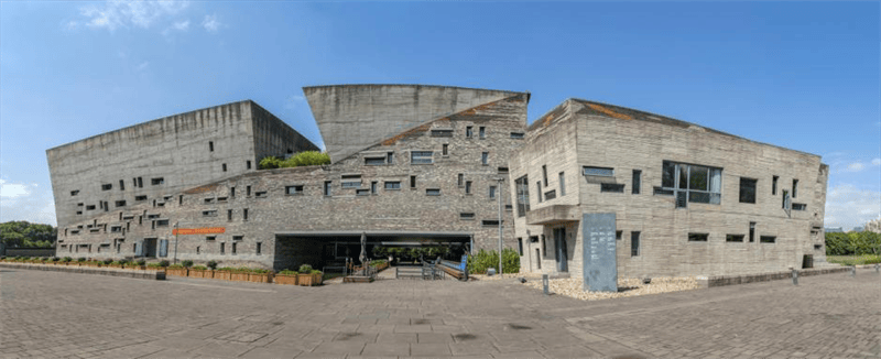 宁波博物馆建筑极具特色,既有复古感,又有一种未来感,是电影《三体》