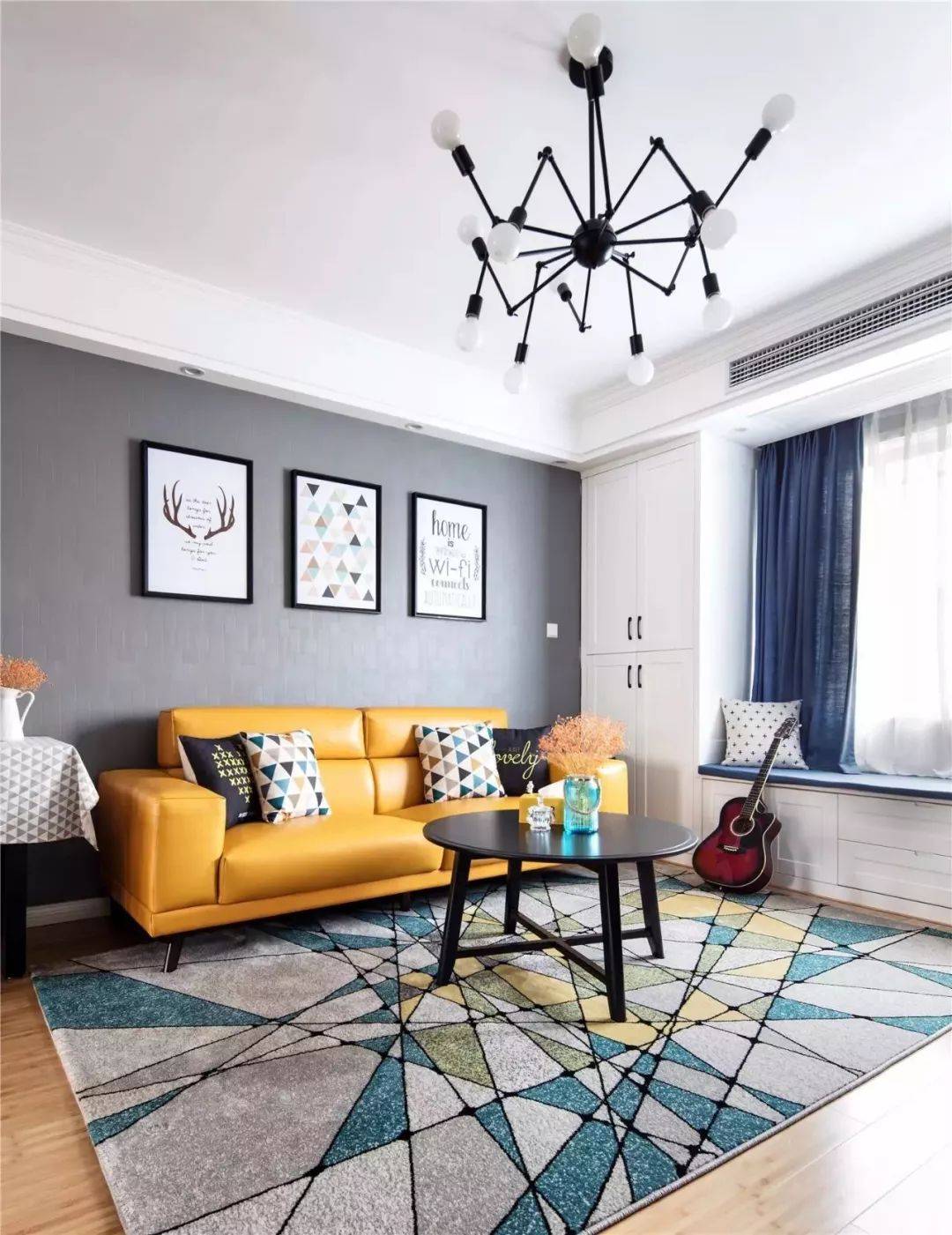 选对沙发背景墙装饰画客厅空间瞬间焕新颜美观又大气