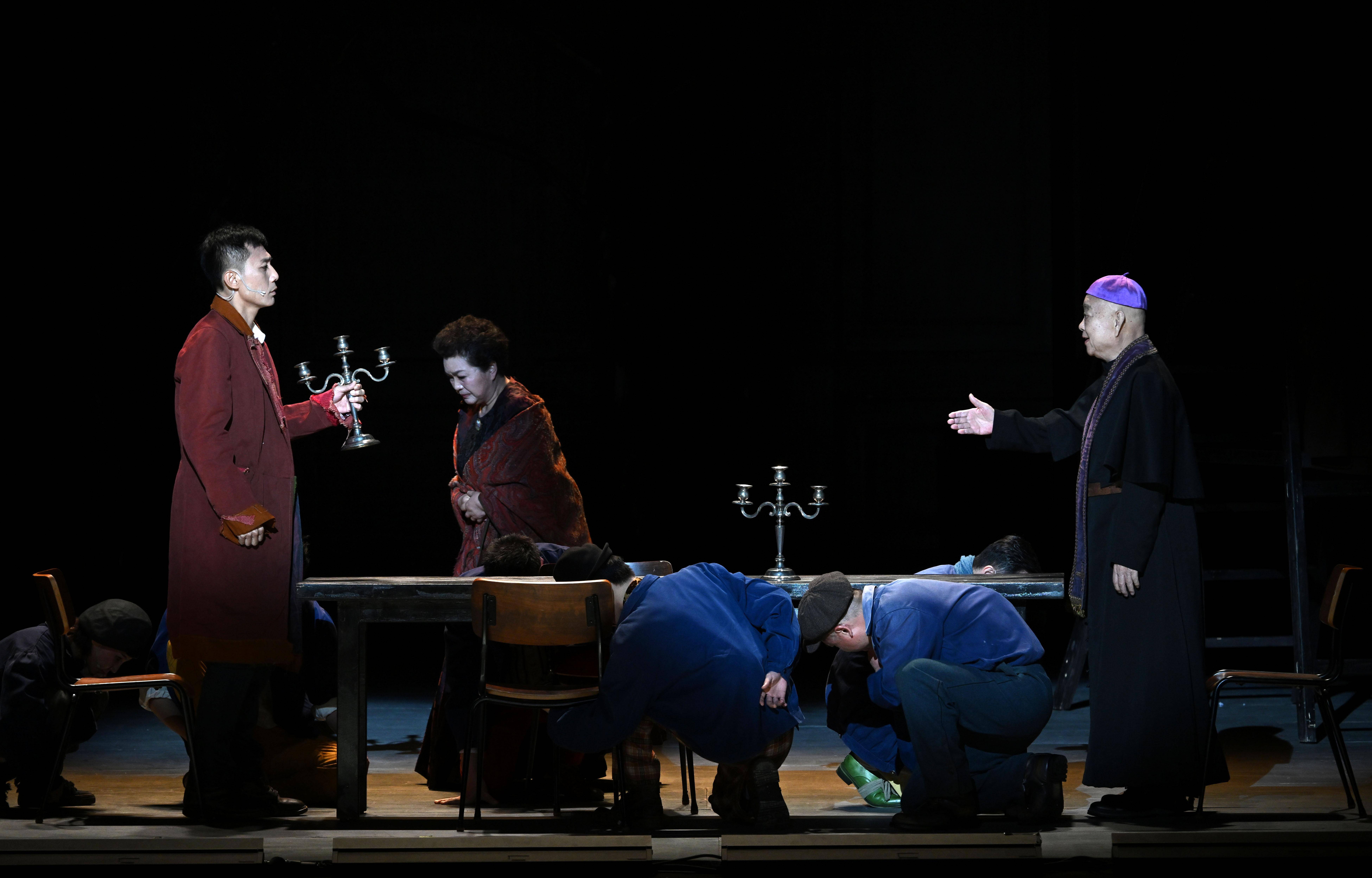 央华版话剧悲惨世界在南京上演