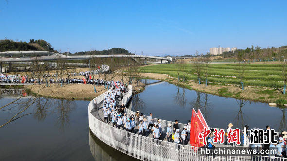 宜昌一中举行拉练百里行活动
