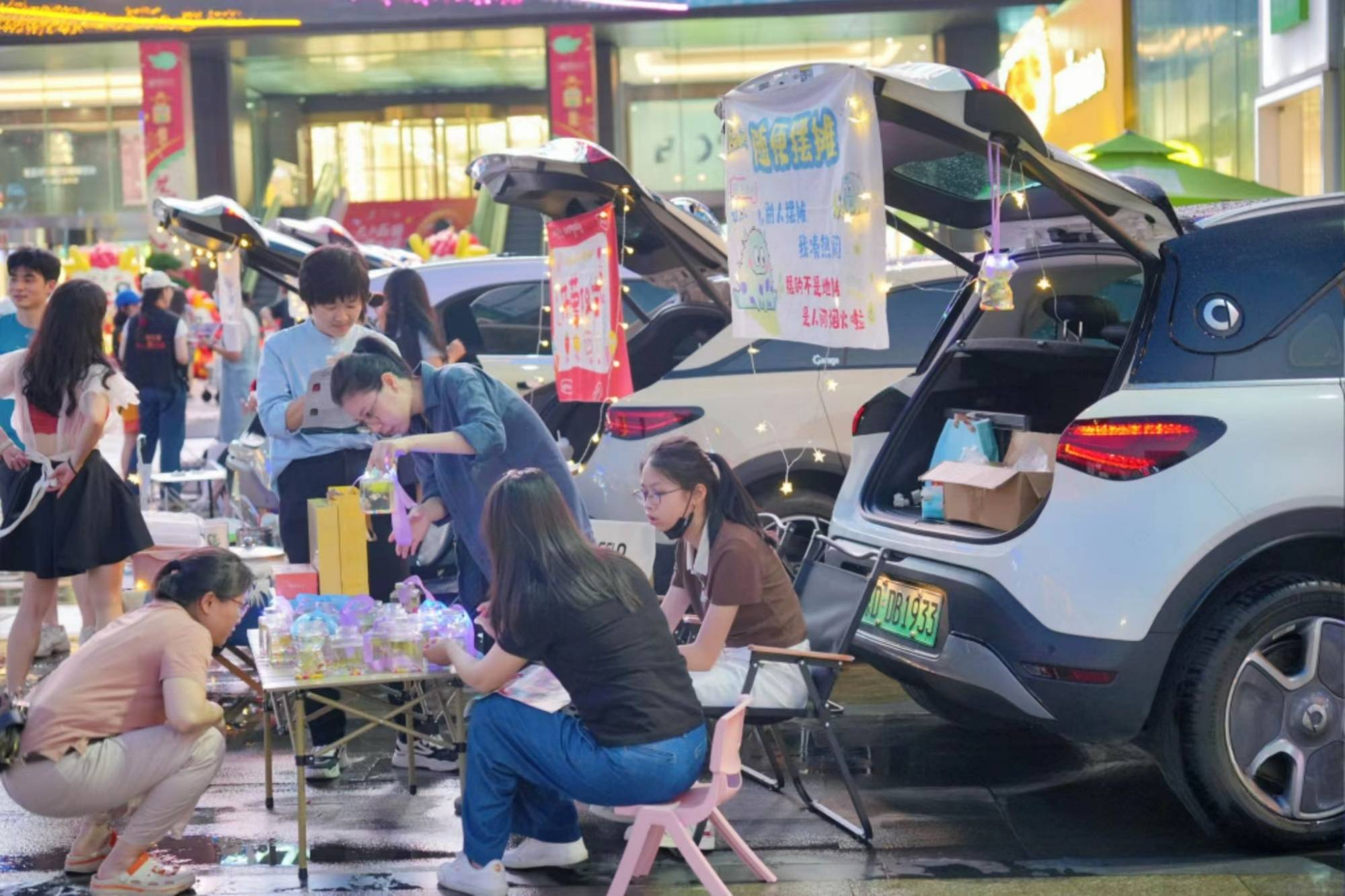 集市上热闹的场景图片图片