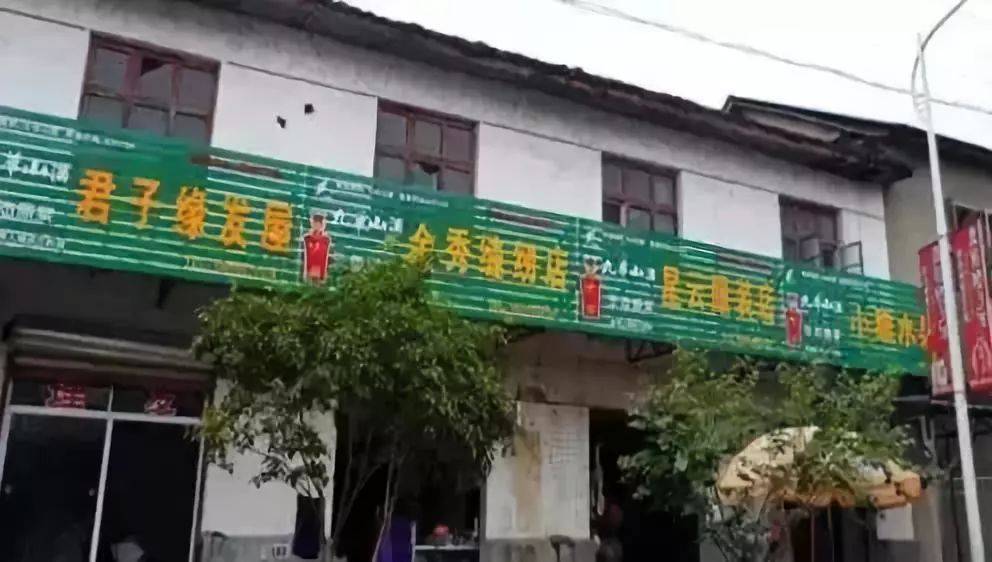 又或者饱和度极高,十分辣眼睛的大黄大绿.