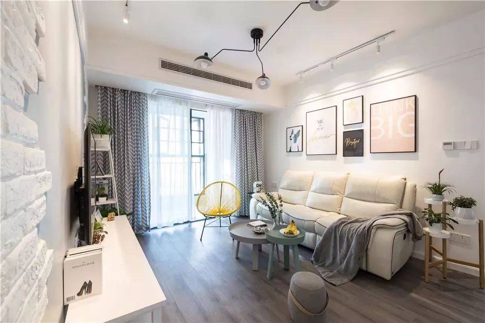 选对沙发背景墙装饰画客厅空间瞬间焕新颜美观又大气