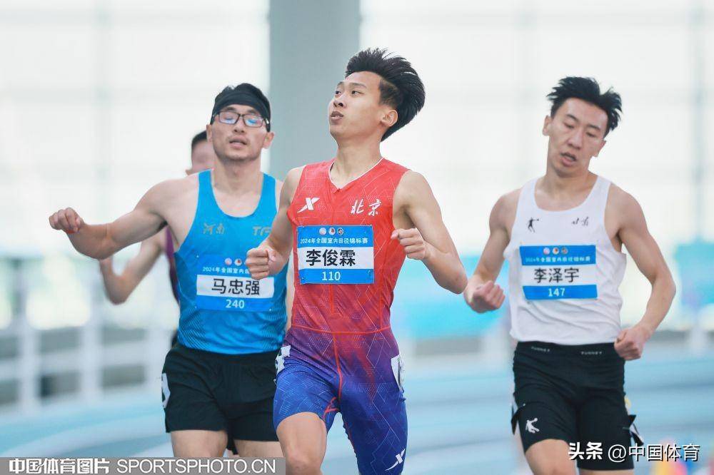 男子800米决赛场景男子800米冠军李俊霖(左三),亚军马忠强(左),季军
