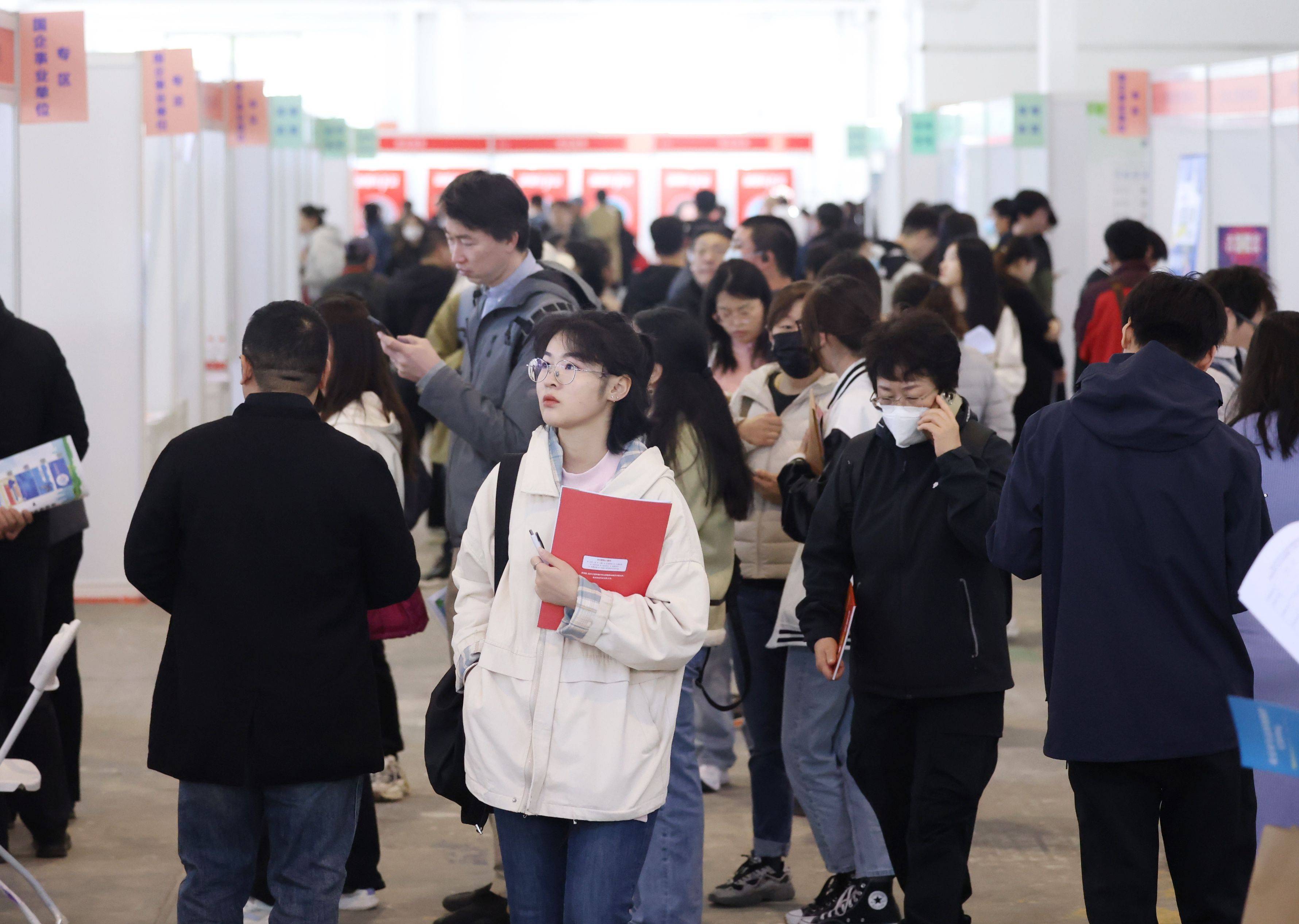 大学生毕业在哪里求职(大学毕业生找工作应该在什么网上找)