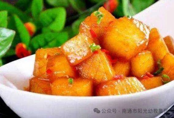 玉菇甜瓜午点干锅包菜 裙带菜豆腐虾仁汤玉米片饭 牛腩烧土豆中餐鲜奶