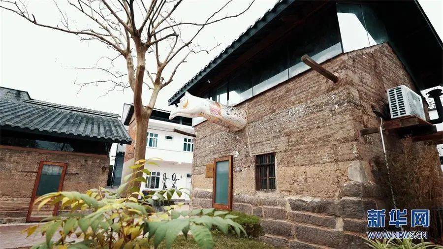 图源:新华网 彭博 摄重庆北碚区柳荫镇东升村历经沧桑的空中水渠旧