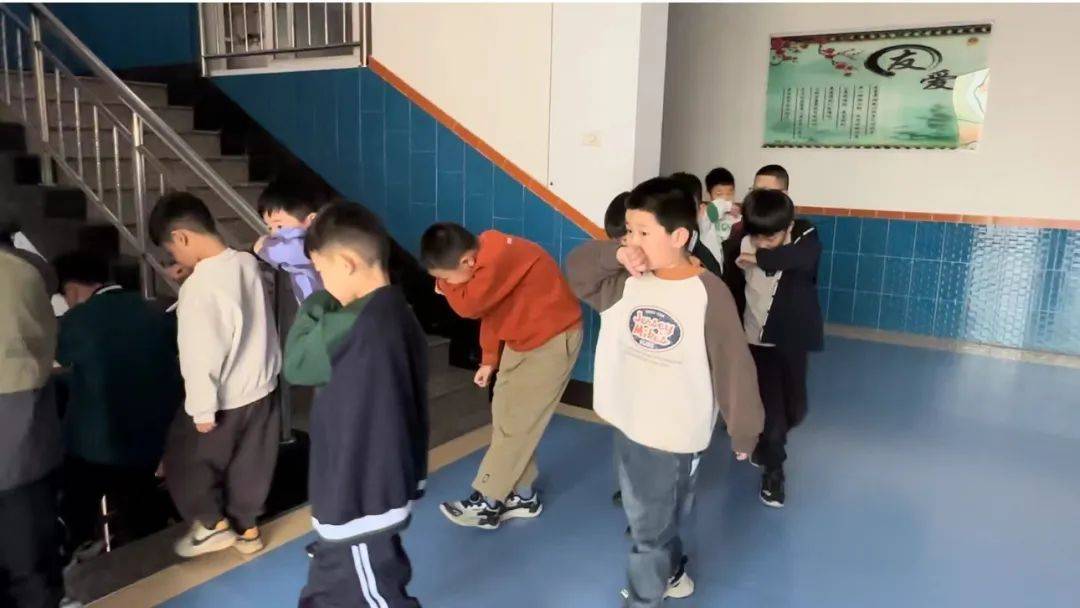 平安你我 守护校园——高阳县金鑫小学开展公寓楼消防应急演练活动