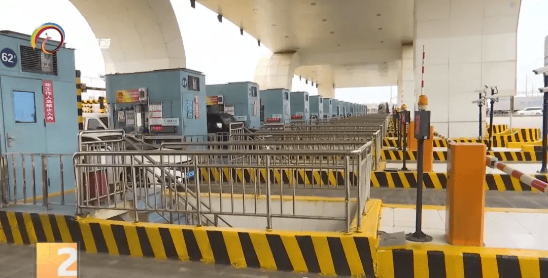 3个动作就行昆明南收费站智慧收费机器人上岗