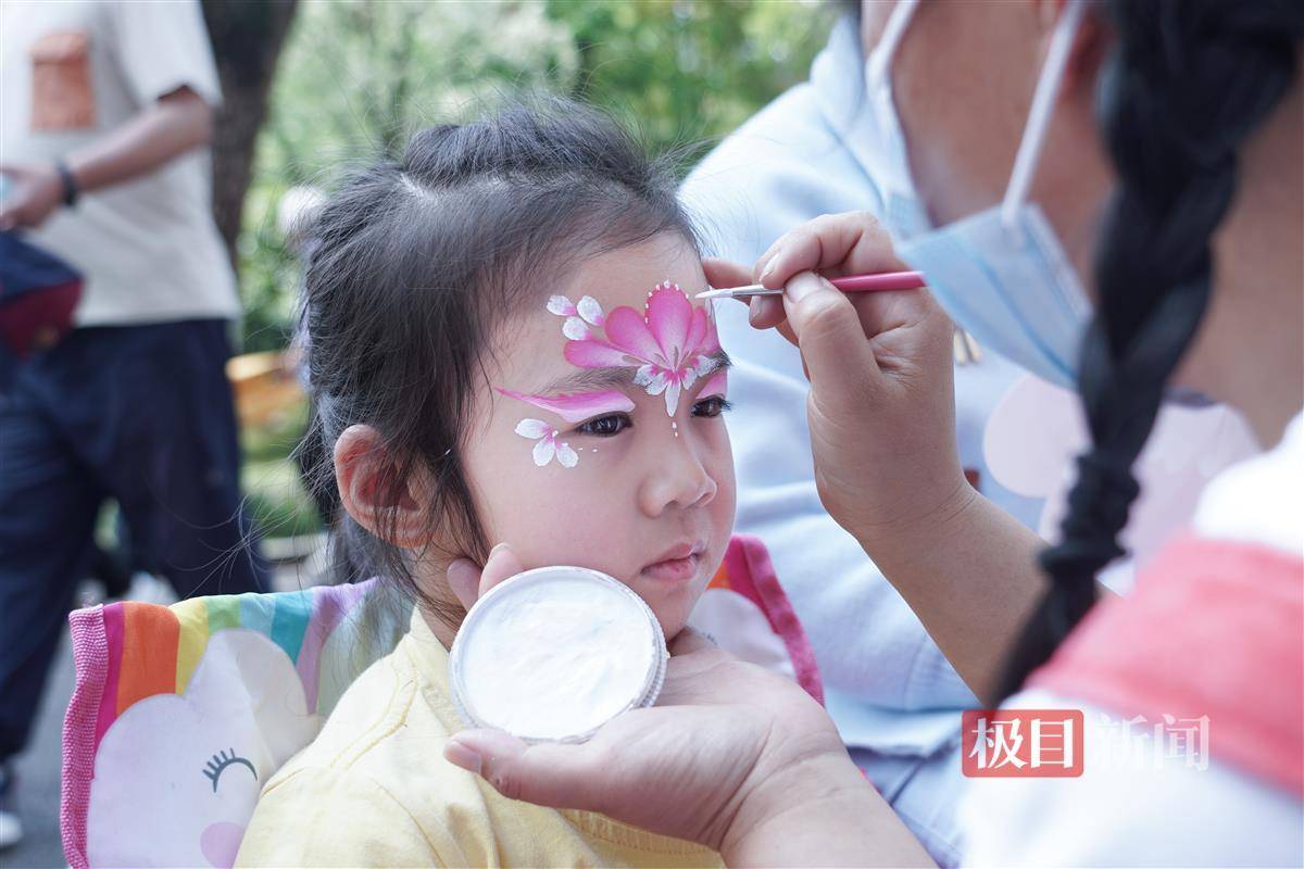 对母女进行脸部彩绘