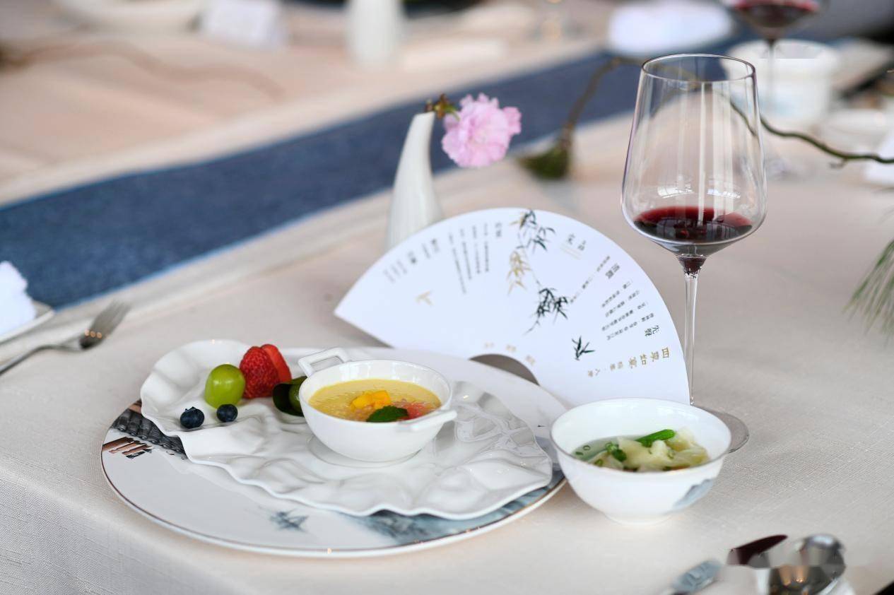 丰沃之笋蕨馄饨与回响三样回响,咸甘之间,三道呈现.