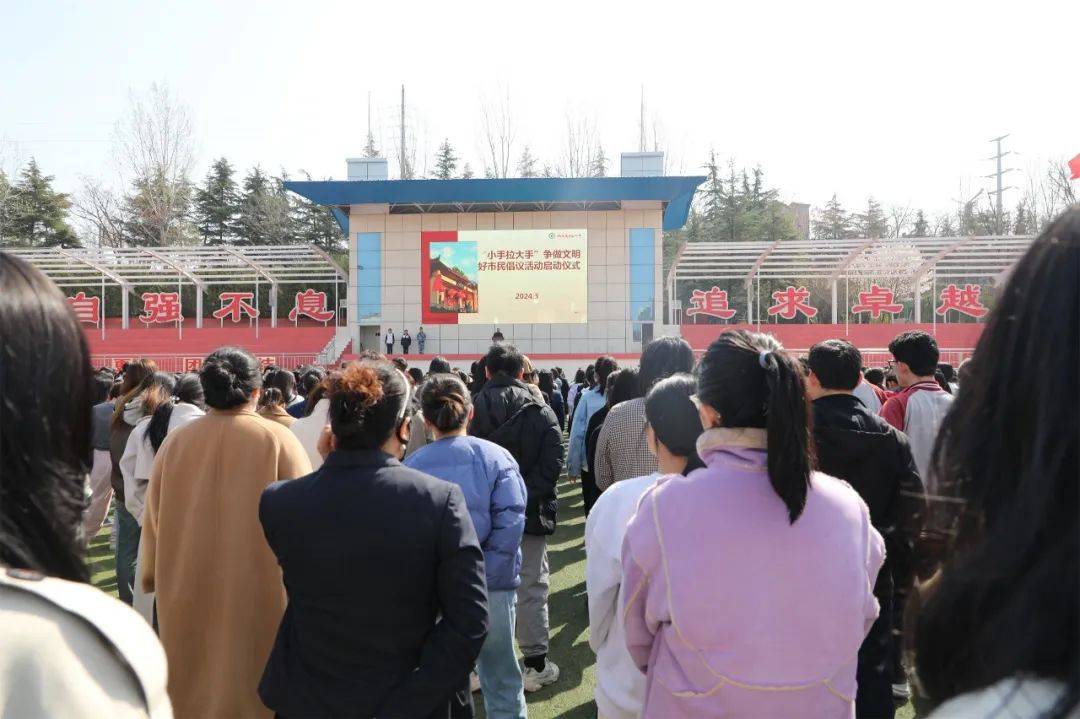 缅怀革命先烈传承红色精神昌乐一中举行第六周升旗仪式