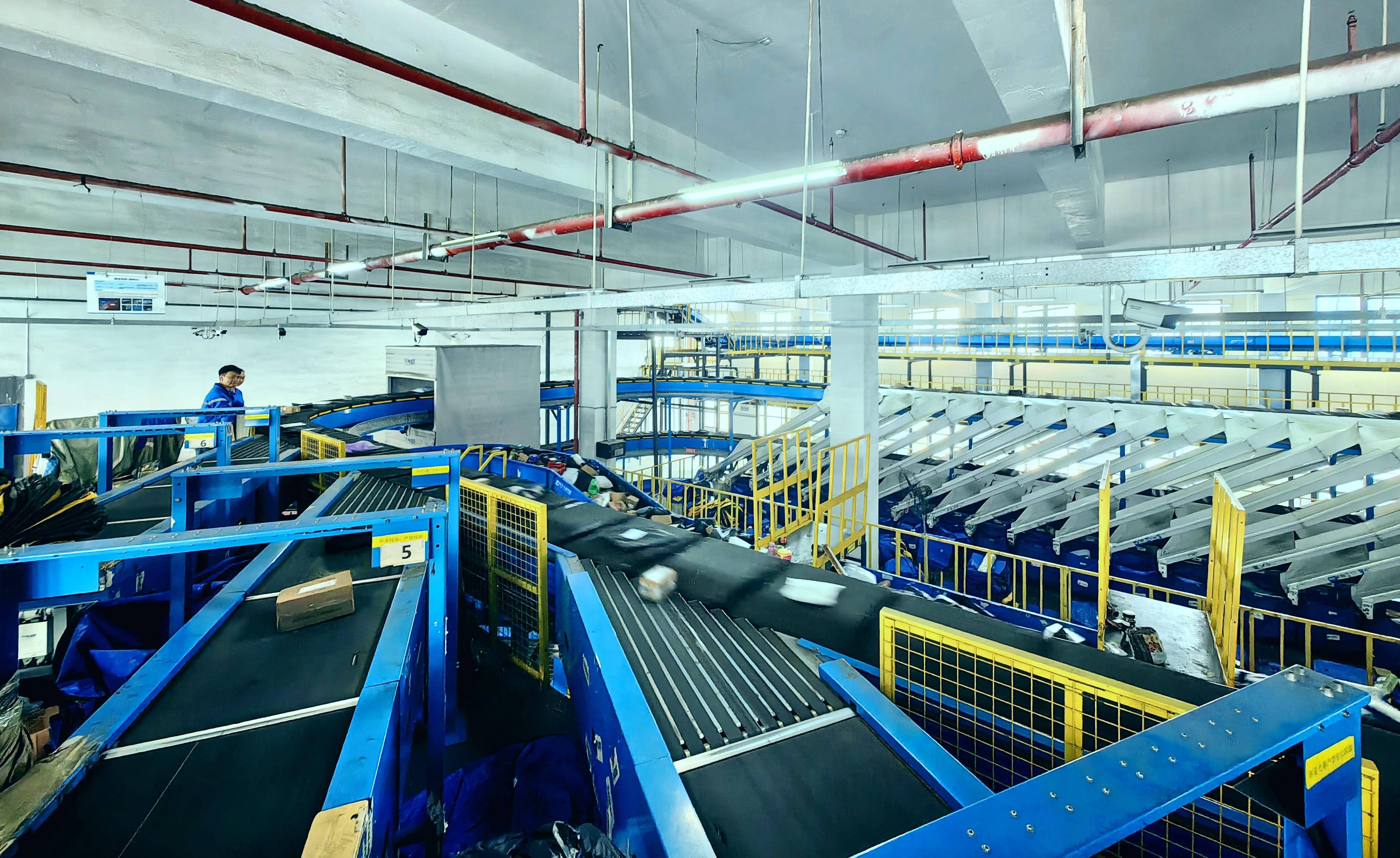 这就是快递运输过程中的关键一步——分拣转运