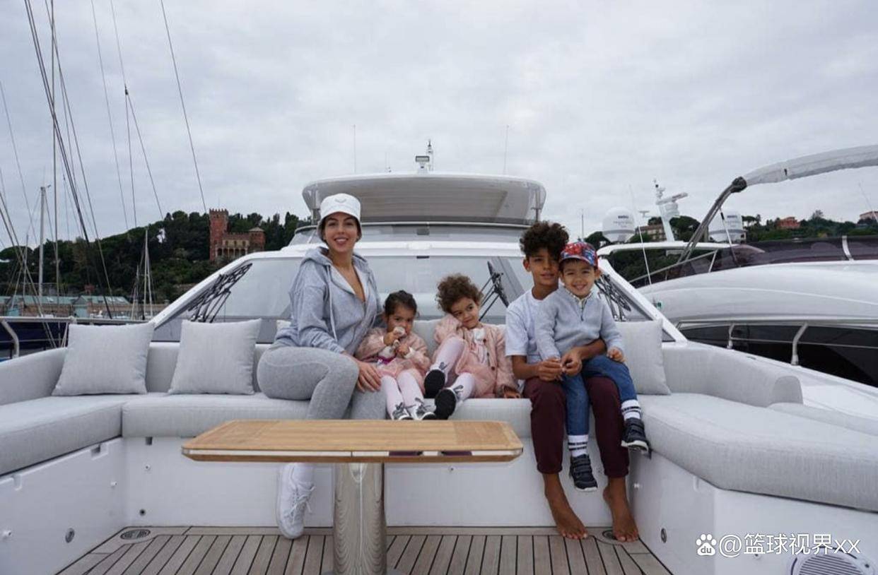 住了不久后,c罗又带着家人住进了一栋现代风格的别墅内,从c罗发布的