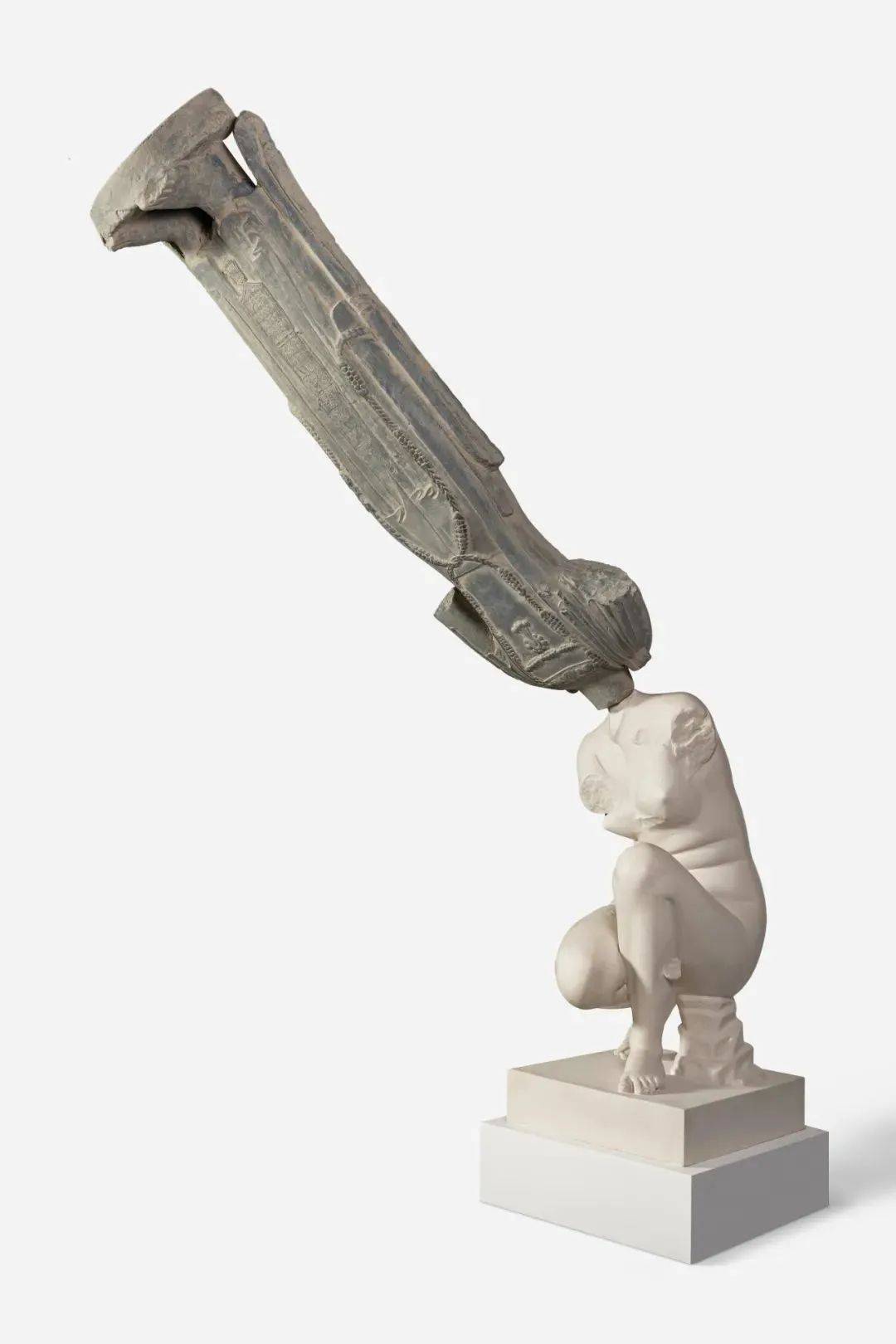 「 永生 」"hello"是为本次展览全新创作的体量庞大的雕塑作品,作品